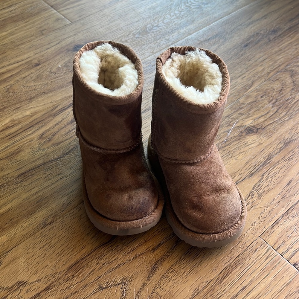 Toddler Classic Uggs shearling Boots Chestnut Size 6 Used Condition